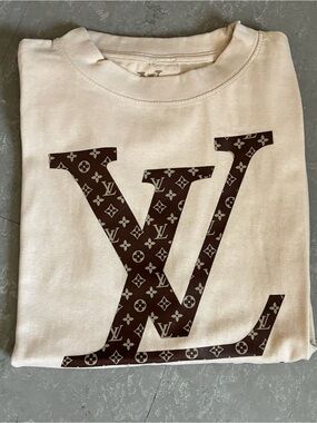 New Men’s Luxury Graphic LV Off White Cotton Tee Shirt Size M